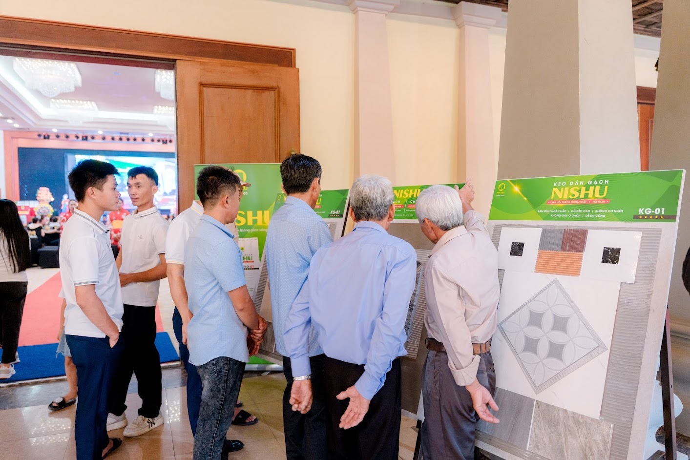 Khách hàng được trải nghiệm các sản phẩm mới