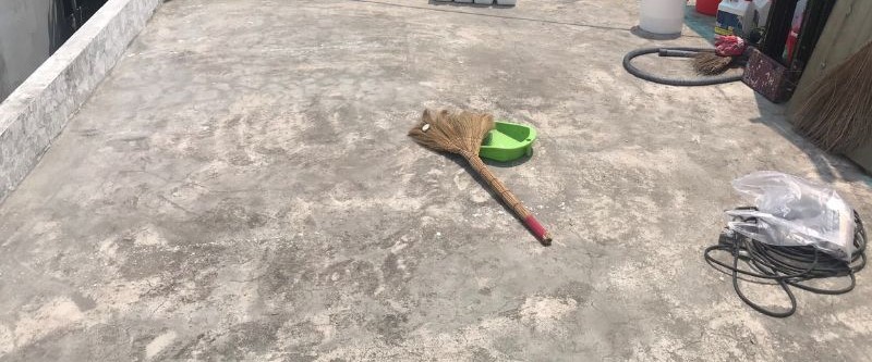 Bề mặt sân thượng có nhiều rong rêu ẩm mốc mất thẩm mỹ