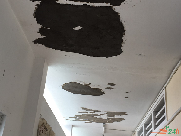 Trần nhà cũng xuất hiện các vết nứt gây tình trạng thấm dột
