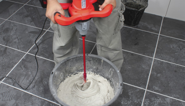 trộn keo dán gạch